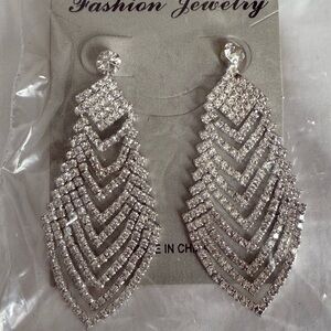 Elegant Silver Clear Rhinestone Dangle Earrings NEW